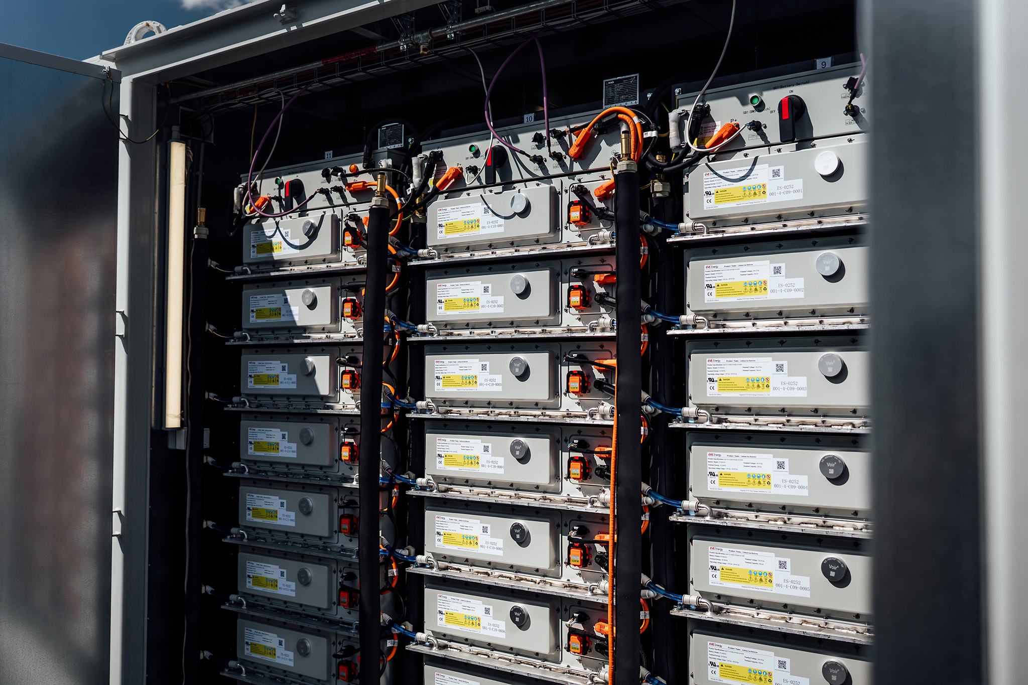 Bateriové moduly v technologickém racku